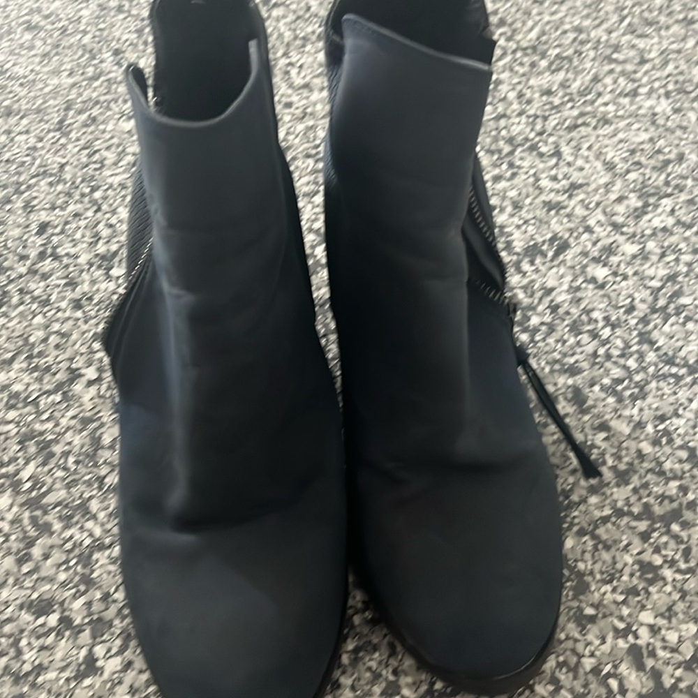 Daisy Fuentes ankle boots
